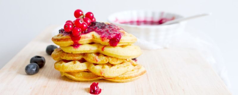 Pancakes mit roten Beeren